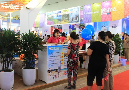  Một góc gian hàng của Hanoi Redtours tại Hội chợ VITM 2016 với nhiều chương trình tour tới Hàn Quốc, trong đó có du lịch Gyeongbuk